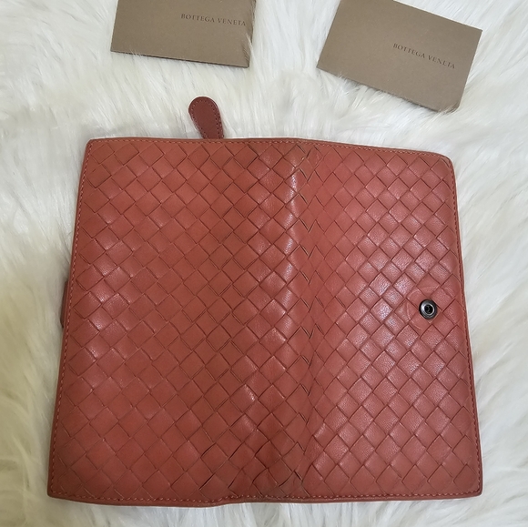 Bottega Veneta Intrecciato Flap Wallet, coral - Picture 13 of 14